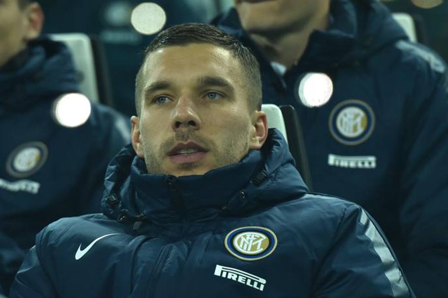 Podolski osserva la scena dalla panchina, ma avrà modo di dare il suo contributo. Getty Images
